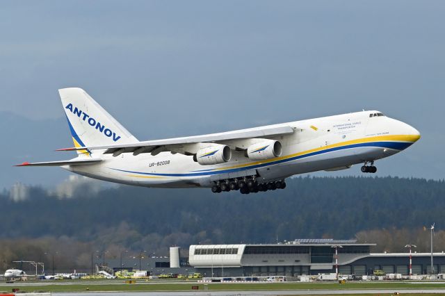 Antonov An-124 Ruslan (UR-82008)