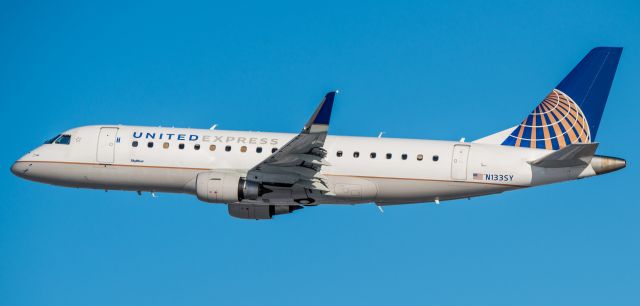 EMBRAER 175 (long wing) (N133SY)