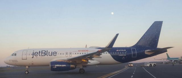 Airbus A320 (N709JB)