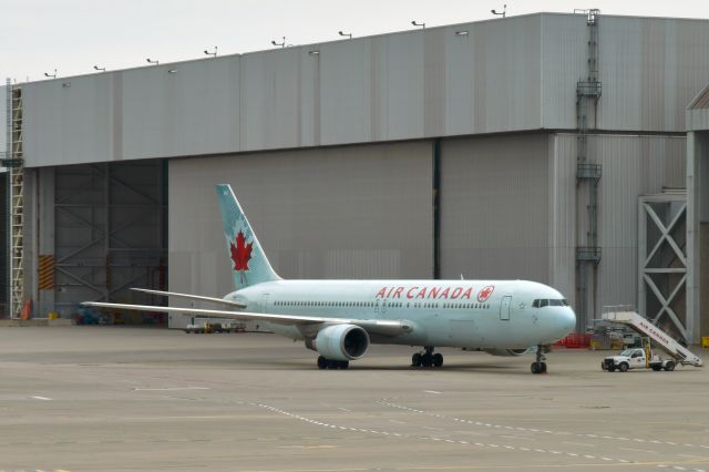 BOEING 767-300 (C-FCAE) - Air Canada Boeing 767-300ER C-FCAE in Toronto 