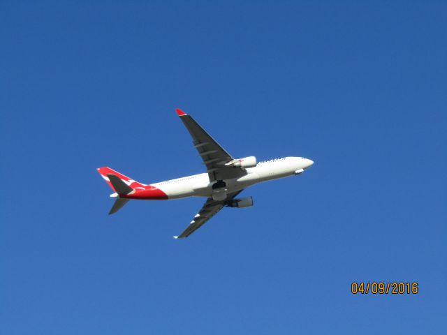 Airbus A330-200 (VH-EBA) - Qantas A330-200 taking off to Brisbane