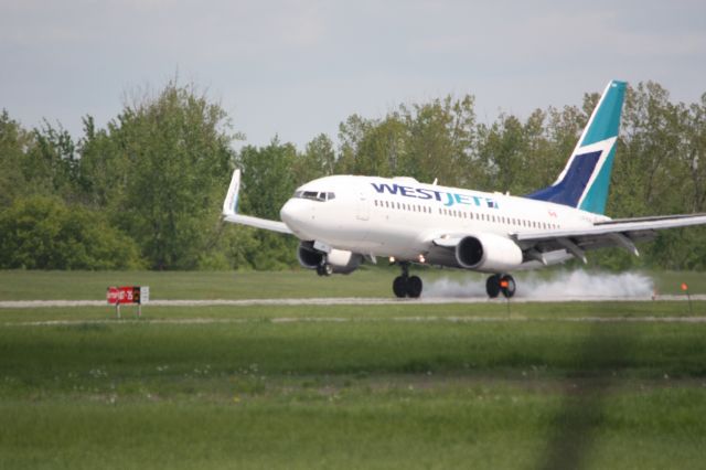 Boeing 737-700 —