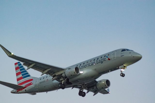Embraer 175 (N504SY)