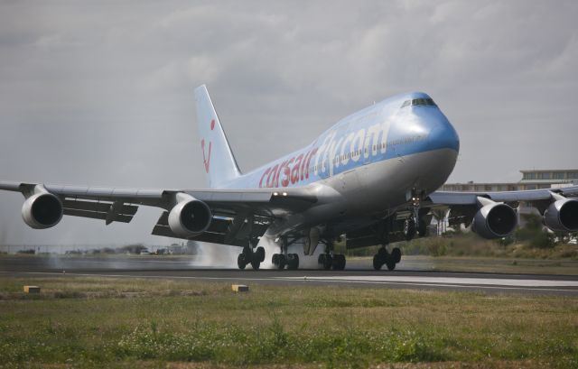 Boeing 747-400 (F-HLOV)