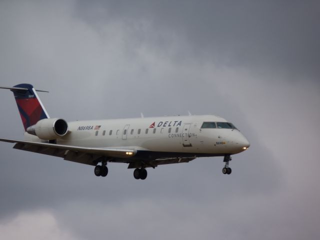 Canadair Regional Jet CRJ-200 (N8698A)