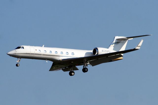 Gulfstream Aerospace Gulfstream V (N550FG) - On final approach for rwy 6 on 31-Jul-07.br /br /Reregistered N709DW 24-Nov-07 then exported to China 15-Jan-13 where it became B-8136.