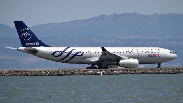 Airbus A330-200 (B-6538) - B-6538 China Eastern Airlines Airbus A330-200 - cn 1267br /First Flight * Nov 2011br /Age 3.4 Yearsbr /16-Apr-2015 A332/L San Francisco Intl (KSFO) Shanghai Pudong Intl (ZSPD / PVG) 12:03 PDT 15:45 CST (+1) 12:42br /中国东方航空B-6538空客330-200飞机，20150416旧金山飞上海浦东。