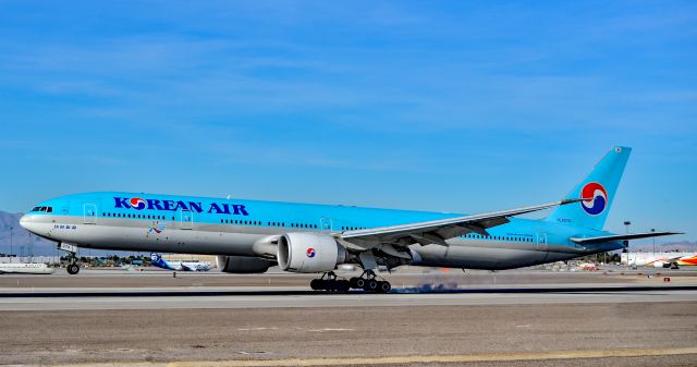 BOEING 777-300 (HL8274) - HL8274 Korean Air Lines 2013 Boeing 777-3B5(ER) - cn 41998 / 1081 - Las Vegas - McCarran International Airport (LAS / KLAS)br /USA - Nevada March 8, 2017br /Photo: Tomás Del Coro