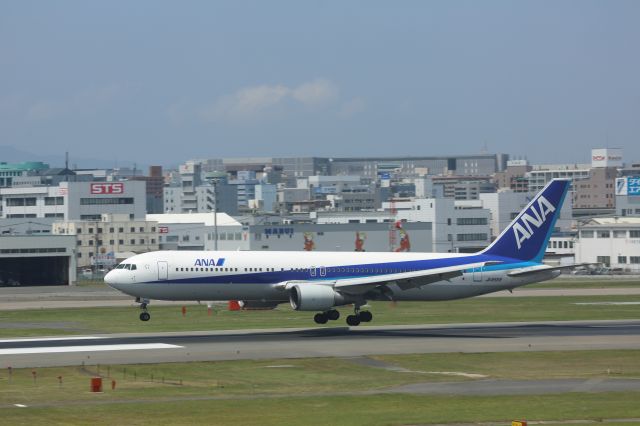 BOEING 767-300 (JA8569)