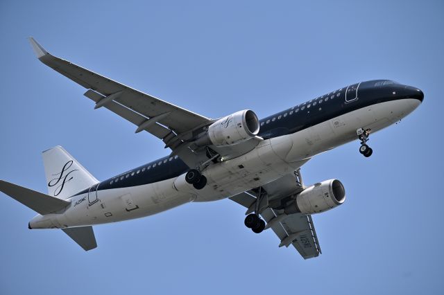 Airbus A320 (JA25MC) - 27.Apr.2025br /Landing at RWY22(B).br /The photo was taken at Jonanjima Seaside Park.