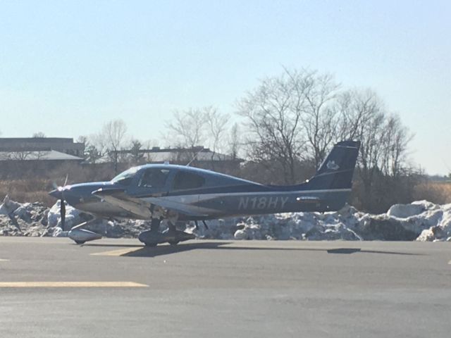 Cirrus SR-22 (N18HY) - N18HY (SR22) arriving at Wings Field (KLOM)br /Photo Date: March 10, 2021