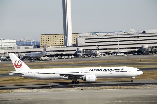 BOEING 777-300 (JA743J) - Taxing at Haneda Intl Airport on 2017/12/09