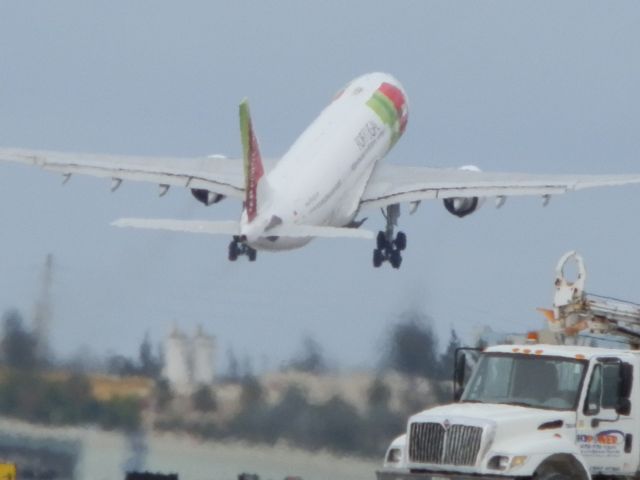 Airbus A330-200 (CS-TOI)