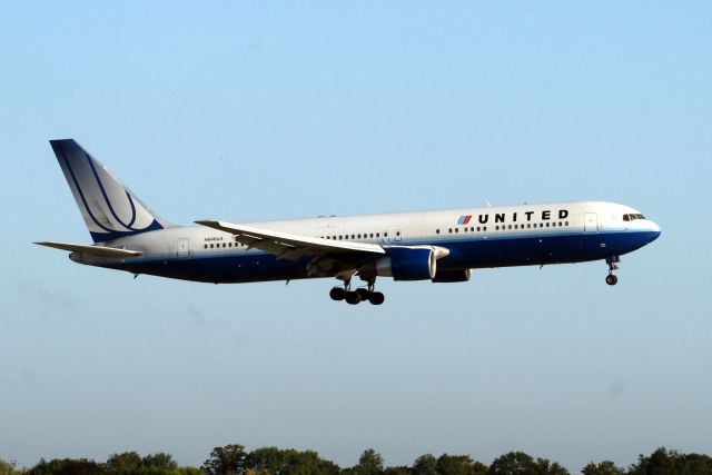 BOEING 767-300 (N646UA) - Arriving on 12-Sep-09 operating flight UAL928 from KORD.