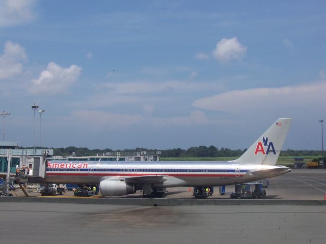 Boeing 757-200 (N670AA)