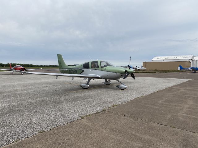 Cirrus SR-22 (N51FM)