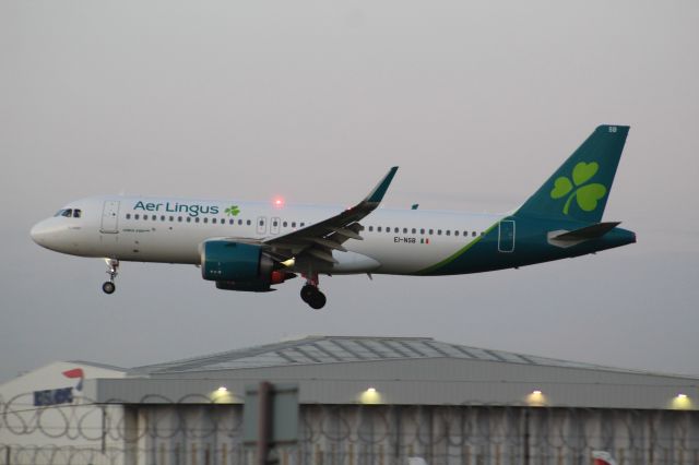 Airbus A320neo (EI-NSB) - An Aer Lingus A320neo on final approach into LHR, landing on runway 27L.br /br /Location: Great South-West Road.br /Date: 20.12.22 (dd/mm/yy)