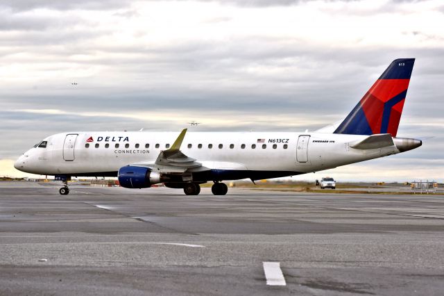 Embraer 175 (N613CZ)