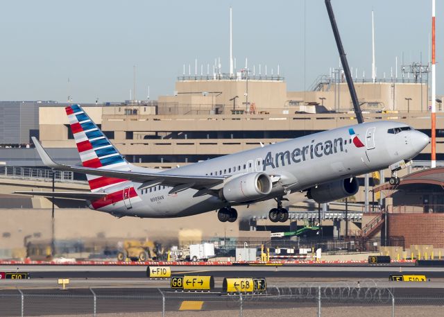 Boeing 737-800 (N989AN)