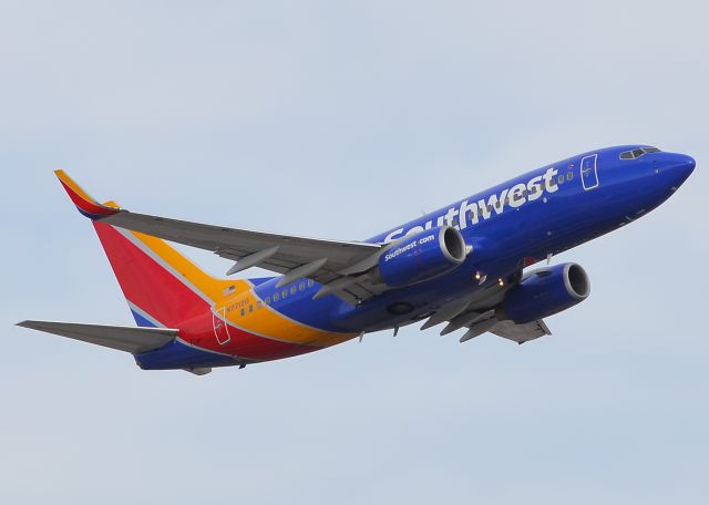 Boeing 737-700 (N7712G)