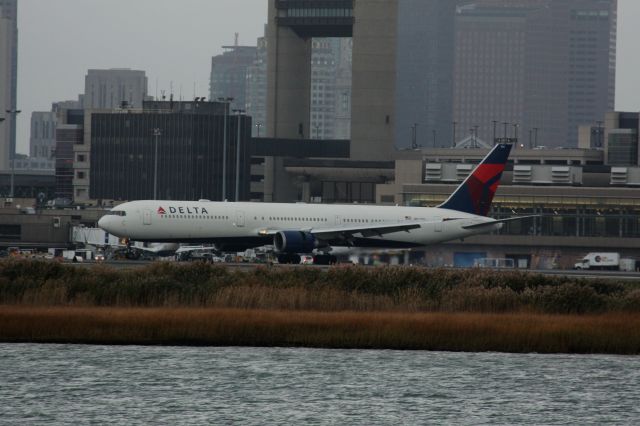 BOEING 767-400 (N837MH)