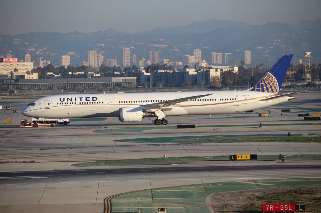 BOEING 787-10 Dreamliner (N12005)