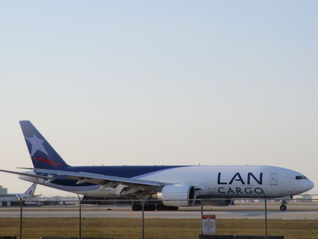BOEING 777-200LR (N772LA)