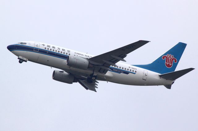 Boeing 737-700 (B-5221)