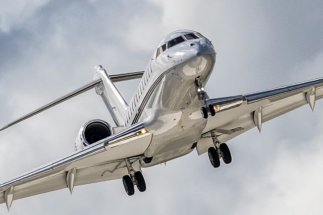 Bombardier Global 5000 (N104QS)