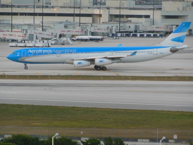 Airbus A340-300 (LV-CSD) - Aerolineas Argentinas (AR) LV-CSD A340-313X [cn123]  Miami (MIA)br /Aerolineas Argentinas flight AR305 departing for Buenos Aires (EZE).br /Taken from Hilton Miami (Rm 1022)  2013 04 07br /a rel=nofollow href=http://alphayankee.smugmug.com/Airlines-and-Airliners-Portfolio/Airlines/AmericasAirlines/Aerolineas-Argentinas-AR/i-Lg7XpLk/Ahttps://alphayankee.smugmug.com/Airlines-and-Airliners-Portfolio/Airlines/AmericasAirlines/Aerolineas-Argentinas-AR/i-Lg7XpLk/A/a