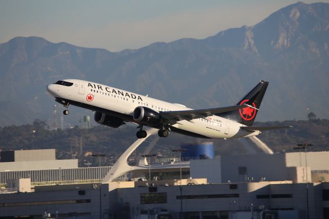 Boeing 737 MAX 8 (C-GEPG)