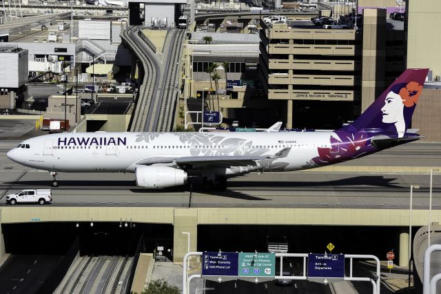 Airbus A330-200 (N384HA)