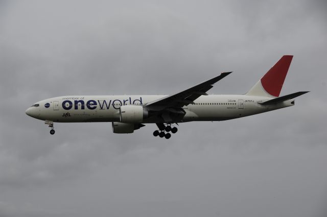 Boeing 777-200 (JA707J) - Final Approach to NRT Airport R/W34L on 2012/04/30 One World c/s