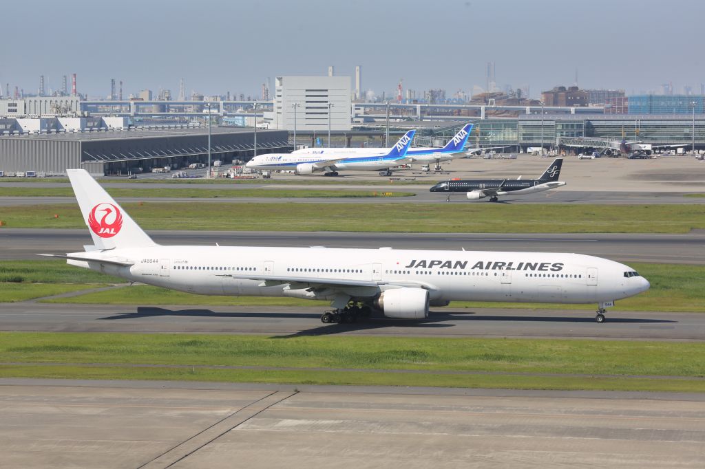 BOEING 777-300 (JA8944)
