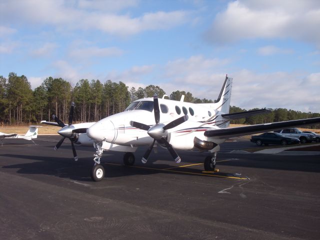 Beechcraft King Air 90 — - KCCO, 290KA