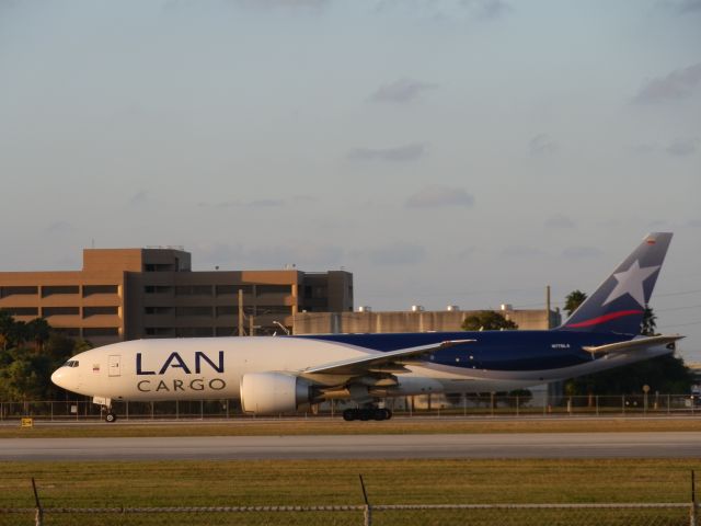 BOEING 777-200LR (N776LA)