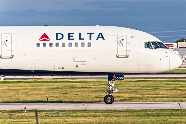 Boeing 757-200 (N555NW) - Just landed on Runway 4.