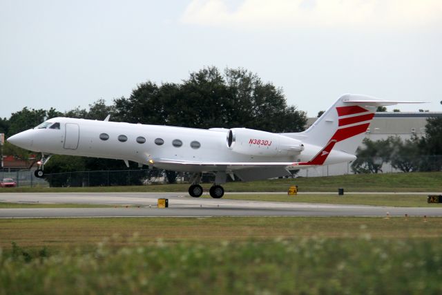 Gulfstream Aerospace Gulfstream IV (N383DJ) - On short finals for rwy 25 on 17-Oct-22 arriving from KILG.