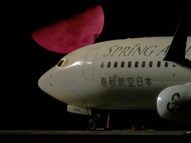 Boeing 737-800 (JA03GR) - I take a picture on Feb 16, 2016.br /The bright red moon set at 0:35 a.m. on February 16, 2016.