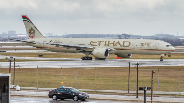 BOEING 777-300 (A6-ETI) - Etihad taxis to line up on runway 23. Airport Road in the foreground.