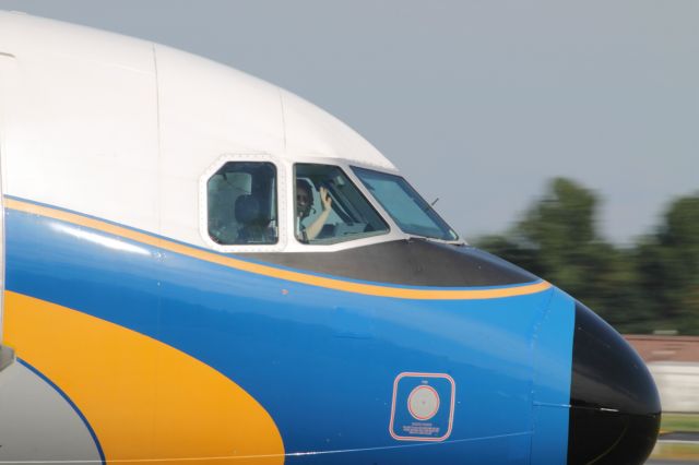 Airbus A321 (D-AIRX) - waving crew