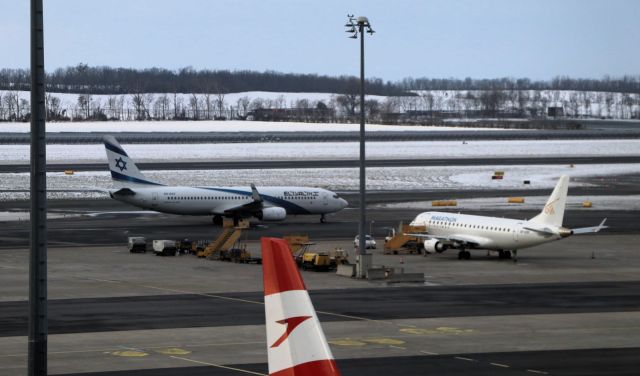 Boeing 737-800 (4X-EKT) - 12/7/23 taxiing in past Marathon-Chronos E-145 SX-ASK