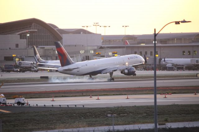 Boeing 757-200 (N707TW)