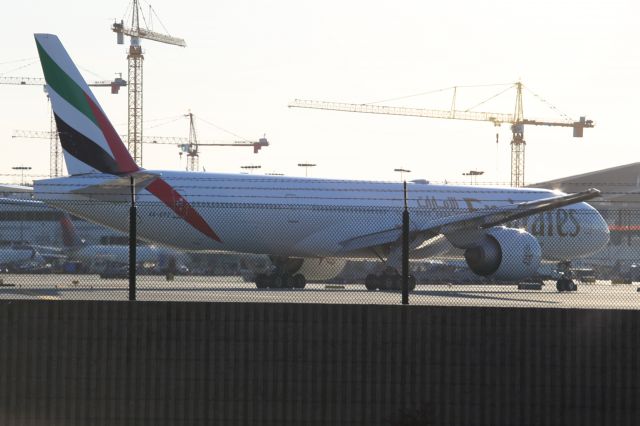 BOEING 777-300ER (A6-EPZ)