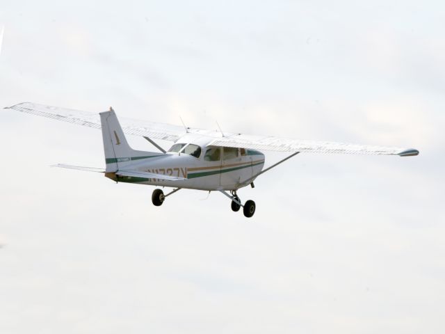 Cessna Skylane (N1727V) - Take off runway 26.