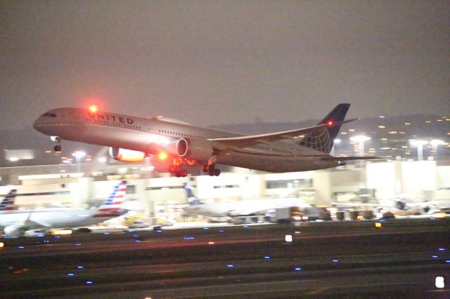 BOEING 787-10 Dreamliner —
