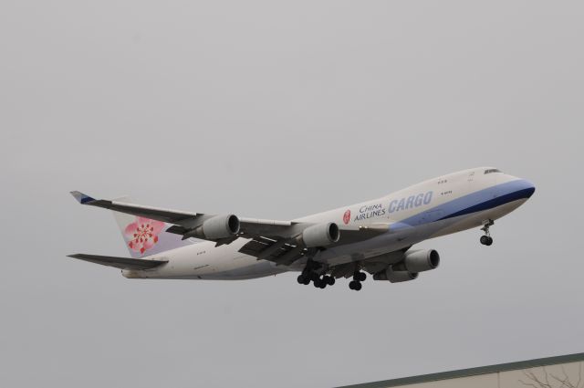 Boeing 747-200 (B-18719) - Short final Runway 10