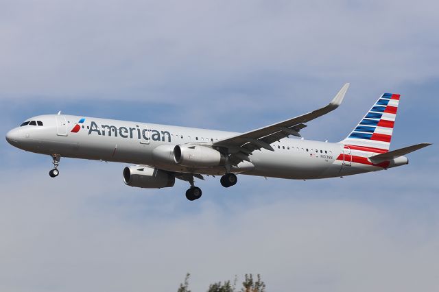 Airbus A321 (N103NN) - Landing.