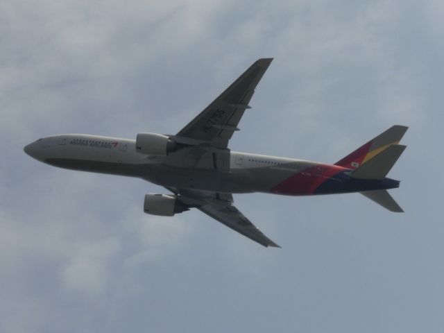 Boeing 777-200 (HL7755)