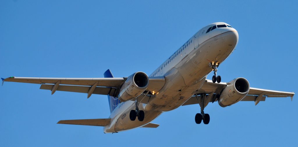 Airbus A320 (N420UA)